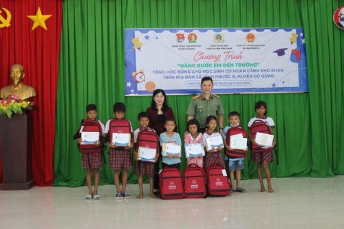 Công an Kiên Giang trao tặng học bổng cho học sinh khó khăn