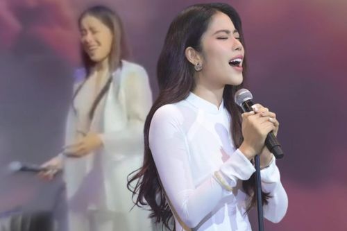 Khán giả đồng loạt phản ứng khi thấy Nam Em đưa micro nhờ hát