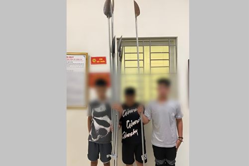 Nhóm thiếu niên mang phóng lợn hàn chuôi dài cả mét đi đánh nhau