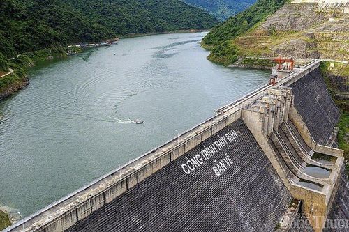 Thủy điện Bản Vẽ vận hành hồ chứa điều tiết nước qua đập tràn