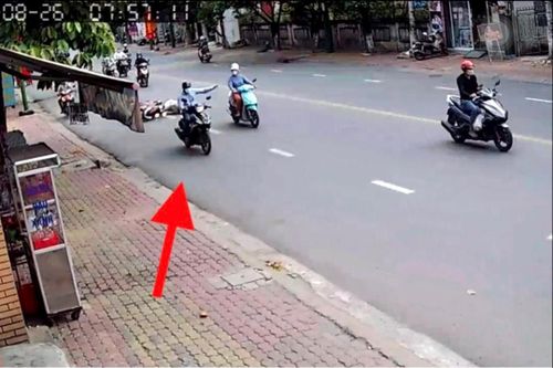Bất ngờ bị giật dây chuyền, nạn nhân ngã nhào trên đường