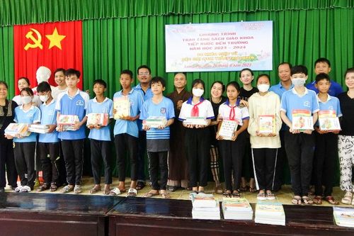 'Tiếp bước đến trường' cho học sinh xã Lương Phi