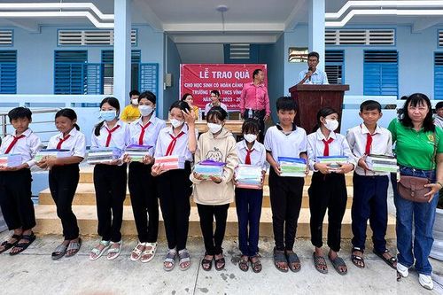 Những người con quê Tri Tôn trở về giúp đỡ học sinh nghèo