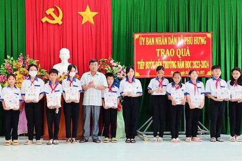 Thêm hàng trăm phần quà và thẻ bảo hiểm y tế cho học sinh nghèo huyện Phú Tân vào năm học mới