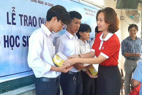 Trao quà cho học sinh nghèo, có hoàn cảnh khó khăn ở Chợ Mới nhân dịp năm học mới 2023-2024