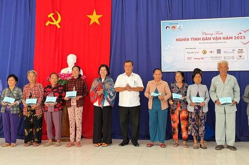 Chương trình 'Nghĩa tình dân vận' với người dân xã biên giới Phú Lộc