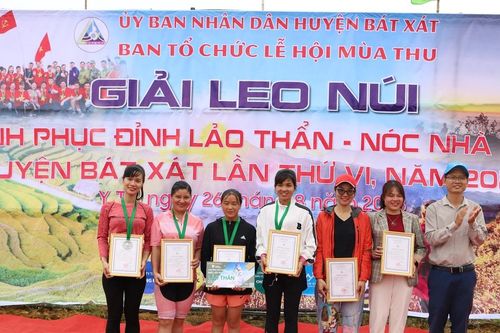 248 vận động viên tham gia leo núi 'Chinh phục đỉnh Lảo Thẩn'