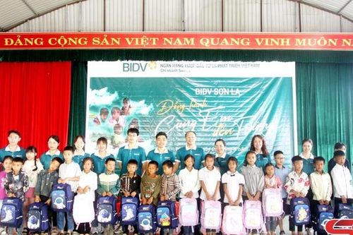 Ngân hàng BIDV Sơn La tặng quà cho học sinh khó khăn tại xã Chiềng On