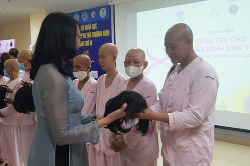 Yêu thương, chăm sóc bệnh nhân ung thư nhiều hơn