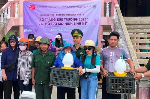 Tặng mô hình sinh kế, đồ dùng học tập cho người dân, học sinh biên giới