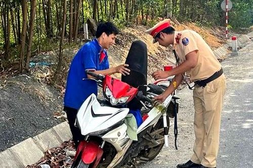 Hành động đẹp của lực lượng cảnh sát giao thông