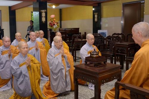 Thường trực Phân ban Ni giới T.Ư khánh tuế Đức Pháp chủ GHPGVN