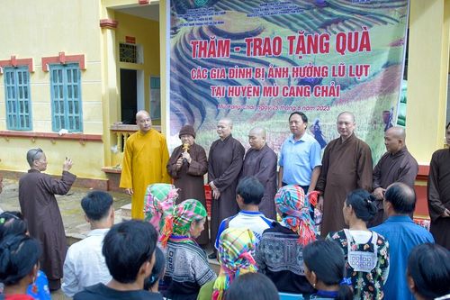 Ban Kinh tế - Tài chính T.Ư, Ban Từ thiện xã hội Phật giáo TP.HCM tặng quà người dân tỉnh Yên Bái