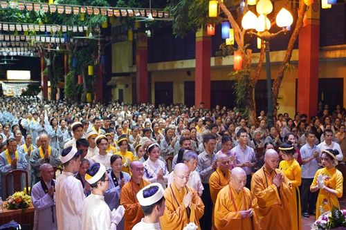 Hà Nội: Hơn 2.000 Phật tử tham dự đêm Vu lan - Báo hiếu Phật lịch 2567 tại chùa Bằng