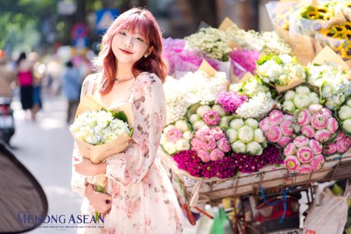 Con đường lên ảnh nhiều nhất Hà Nội nhộn nhịp vào thu