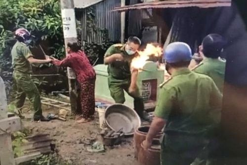 Hai mẹ con phóng hỏa đốt lực lượng làm nhiệm vụ