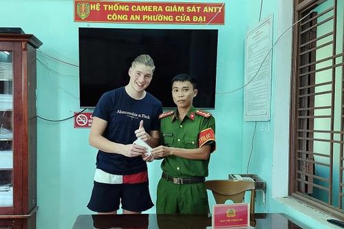 Du khách Đức cảm kích Công an phường tìm lại giúp điện thoại