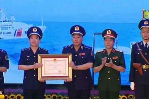 Cảnh sát Biển Việt Nam đón Huân chương Chiến công hạng Nhì