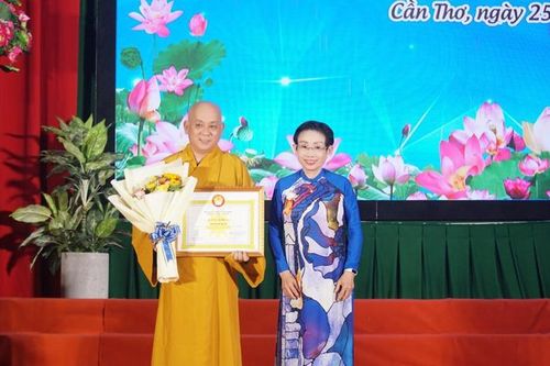 Cần Thơ: Hơn 262 triệu đồng học bổng Sen Vàng tặng học sinh, sinh viên vượt khó, hiếu học