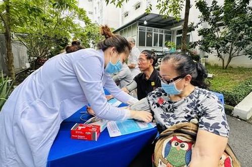 Chăm sóc sức khỏe cho gia đình chính sách, người cao tuổi, công chức nữ tại Quận 6