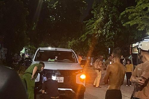 Bị hàng xóm lùi ô tô tông trúng, bé trai 17 tháng tuổi chết thương tâm