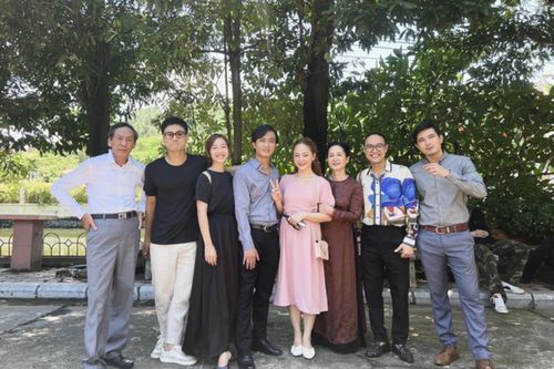 Cảnh 'chụp ảnh thờ, đi xem huyệt' trong Gia đình mình vui bất thình lình gây bão