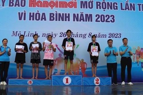 Gần 400 vận động viên thi chung kết Giải chạy Báo Hànôịmới huyện Mê Linh