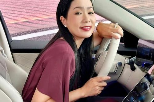 Nhận xế hộp hơn 5,5 tỷ mừng tuổi 52, á hậu Trịnh Kim Chi còn từng gây sốt khi được tặng nhà hơn 10 tỷ