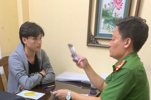 Khởi tố đối tượng lái xe máy lạng lách, vượt đèn đỏ, tông CSGT nhập viện