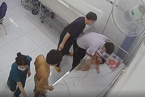 Vụ bé trai 2 tuổi bị người tình của mẹ đánh tử vong: Hành vi mất tính người, ai nghe cũng nuốt nghẹn vì quá phẫn nộ
