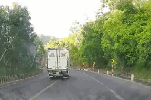 Khoảnh khắc xe tải lật nghiêng rồi lao vào vách núi khiến tài xế tử vong