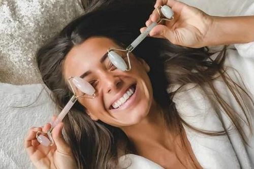 5 mẹo giúp mặt giảm sưng sau khi thức dậy