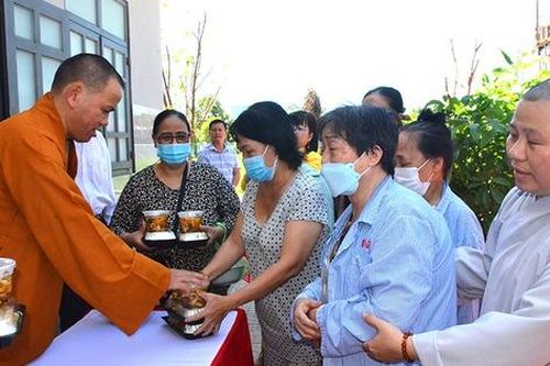 Mang yêu thương đến với những bệnh nhân nghèo