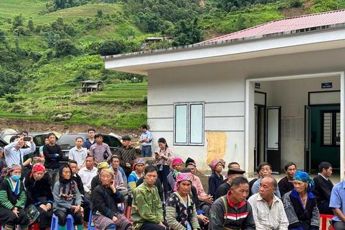 Khám bệnh, cấp thuốc miễn phí cho bà con vùng lũ Hồ Bốn, huyện Mù Cang Chải