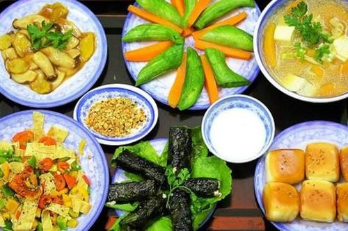 Mùa Vu Lan: Sushi chay, lẩu chay... thu hút giới trẻ
