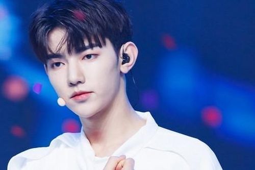 Ra mắt chưa lâu, Zhang Hao (ZB1) đã được fan gửi 'xe tải phản đối' đến công ty