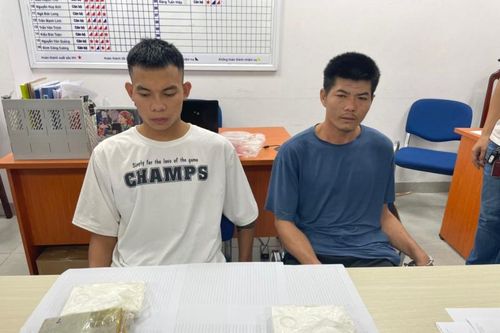 Bí mật bị lật tẩy trong khung chiếc xe máy màu đỏ