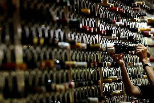 Tại sao Pháp chi hàng trăm triệu USD để tiêu hủy rượu vang dư thừa?