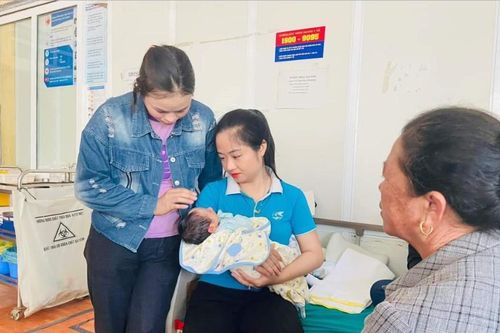 Cháu bé bị bỏ rơi được người nhà đến nhận lại