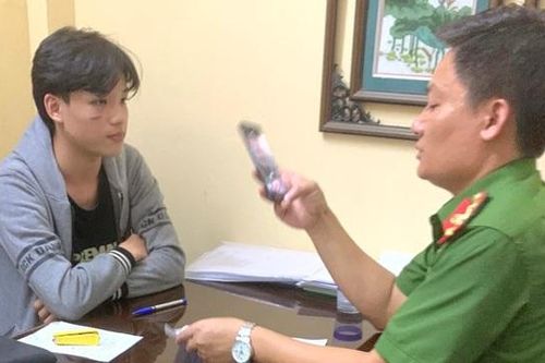 Nam thanh niên vượt đèn đỏ, đâm thẳng xe vào Cảnh sát giao thông