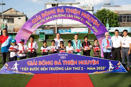 Trao quà 'Tiếp bước đến trường' cho 155 học sinh nghèo