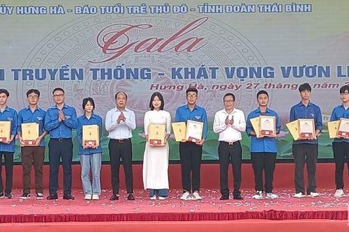 Vinh danh hơn 600 học sinh đạt thành tích cao trong học tập