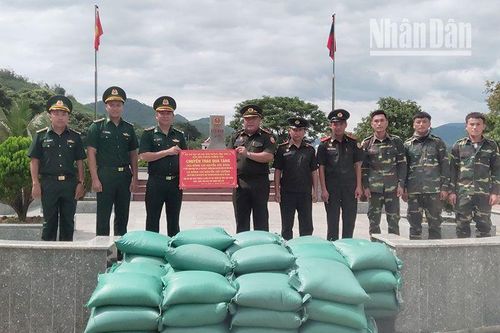 Tặng gạo cho lực lượng bảo vệ biên giới nước bạn Lào