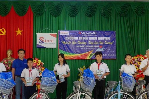 Tặng quà học sinh vượt khó học giỏi tại tỉnh Bến Tre