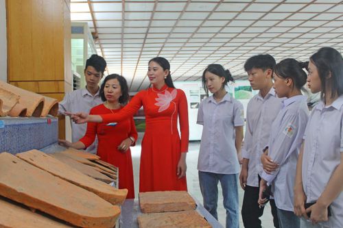 Vừa học, vừa quảng bá di sản