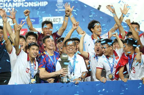 HLV Hoàng Anh Tuấn chia sẻ đầy cảm xúc sau khi U23 Việt Nam đánh bại Indonesia
