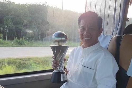 U23 Việt Nam lên đường về nước, HLV Hoàng Anh Tuấn 'khoe' cúp vô địch