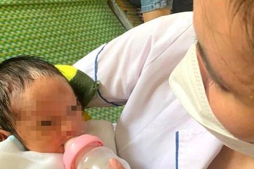 Bé trai sơ sinh bị bỏ rơi ở cổng chùa đã được gia đình đến nhận lại