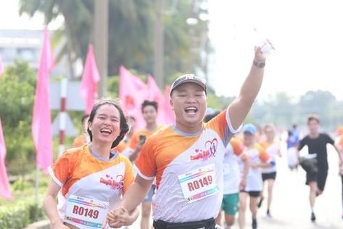 1.000 bạn trẻ TPHCM trao yêu thương trên đường chạy hướng về lễ cưới tập thể
