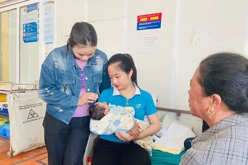 Nghệ An: Gia đình bé trai bị bỏ rơi ở sân chùa đã đến nhận lại con